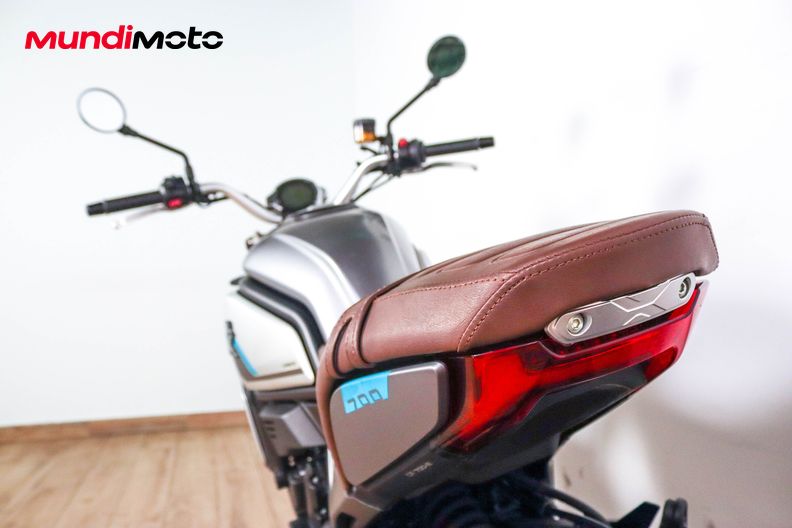 Motorbike image 9