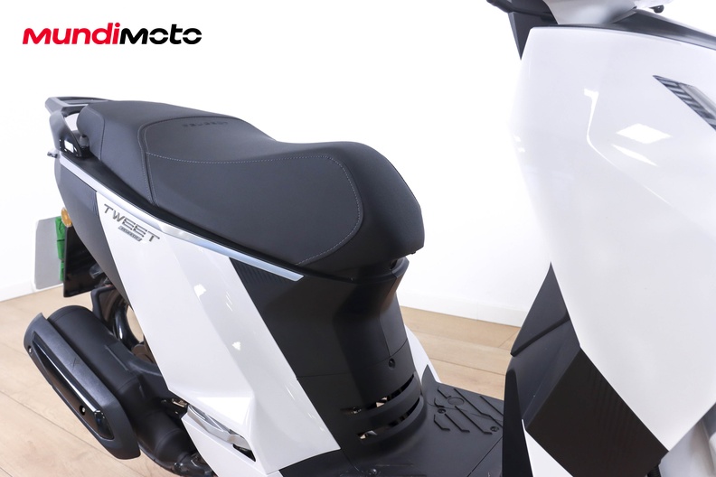 Motorbike image 9