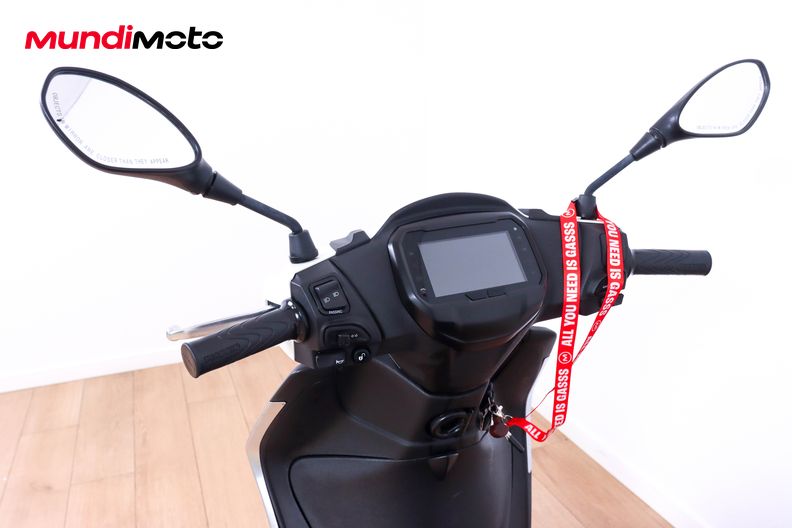 TNT 367304A Dome Handlebar Cover For Piaggio Liberty 50/125/150/200cc (Perl White)