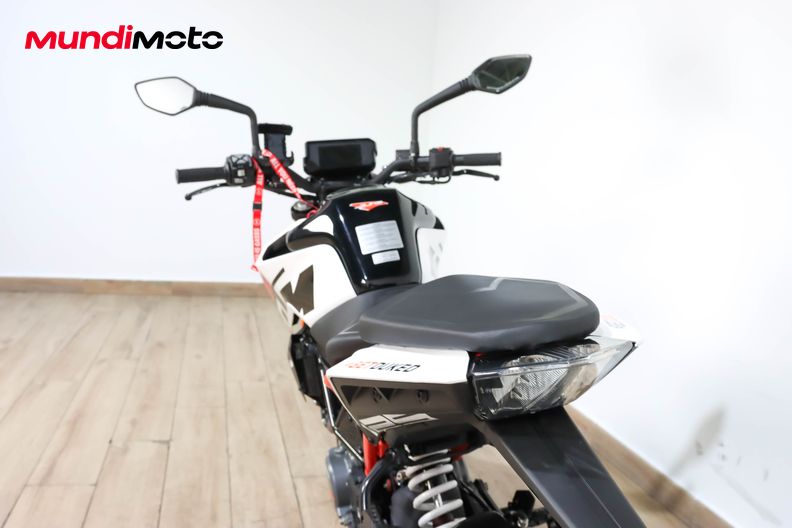 Motorbike image 9